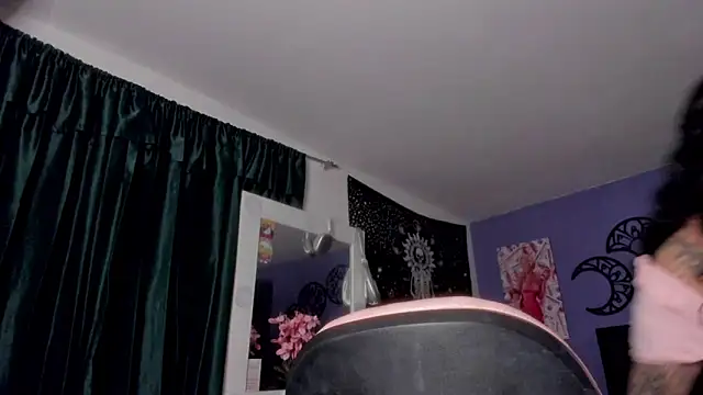 Thalassa Roott online show from 12, 11, 2025