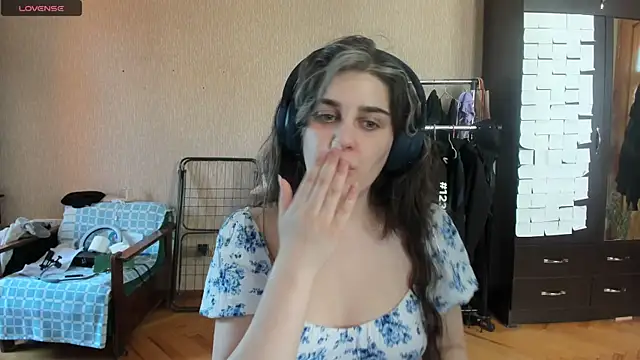 Snapshot of _Roselina_ chatting on 25, 6, 2026 Roselina online show from 25, 6, 2026