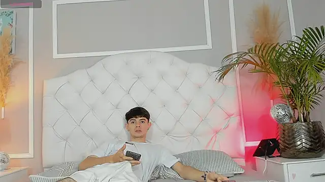 Snapshot of connor_and_angel chatting on 19, 3, 2025 connor and angel online show from 19, 3, 2025