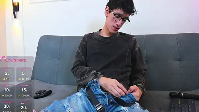 Snapshot of Cum_hunters chatting on 21, 4, 2026 Cum hunters online show from 21, 4, 2026