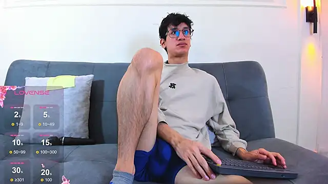 Snapshot of Cum_hunters chatting on 13, 5, 2026 Cum hunters online show from 13, 5, 2026