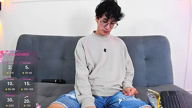 Snapshot of Cum_hunters chatting on 27, 5, 2026 Cum hunters online show from 27, 5, 2026