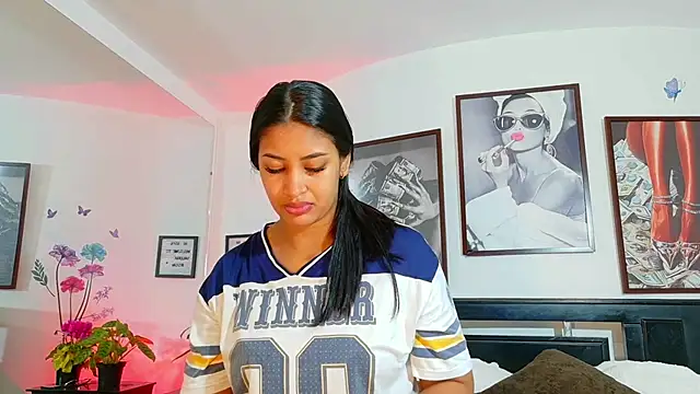 loretahorny online show from 24, 3, 2026