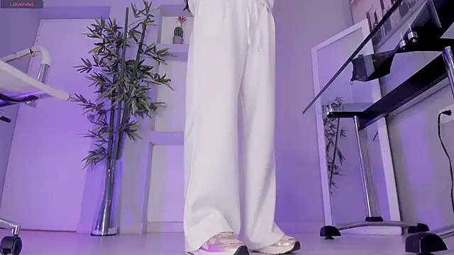 hannah howeell   online show from 12, 9, 2025