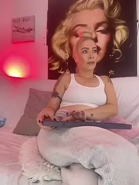 viktoria davis  online show from 25, 5, 2026