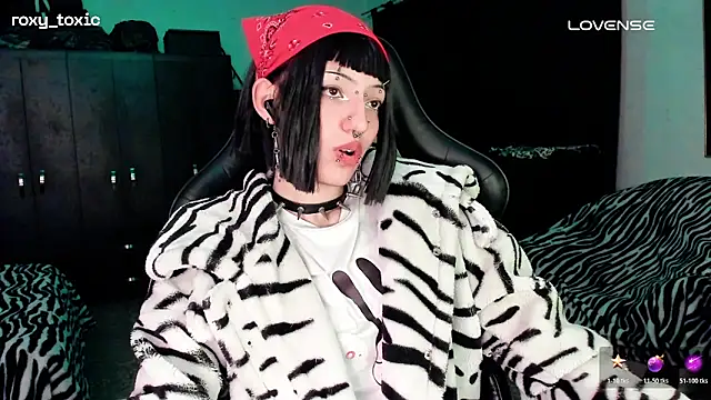 Snapshot of roxy_toxic chatting on 8, 11, 2025 roxy toxic online show from 8, 11, 2025