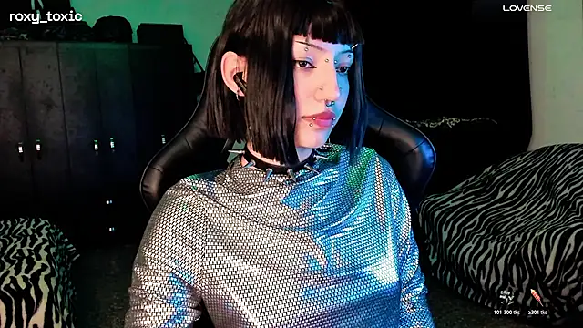 Snapshot of roxy_toxic chatting on 11, 11, 2025 roxy toxic online show from 11, 11, 2025