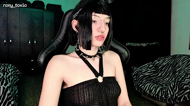Snapshot of roxy_toxic chatting on 18, 11, 2025 roxy toxic online show from 18, 11, 2025