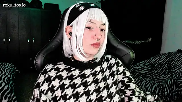 Snapshot of roxy_toxic chatting on 19, 11, 2025 roxy toxic online show from 19, 11, 2025