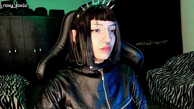 Snapshot of roxy_toxic chatting on 25, 11, 2025 roxy toxic online show from 25, 11, 2025