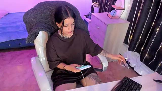 Nicole Foxx  online show from 20, 3, 2025