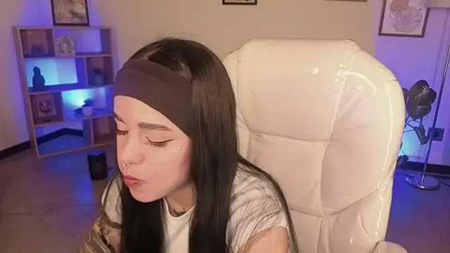 Nicole Foxx  online show from 25, 11, 2025