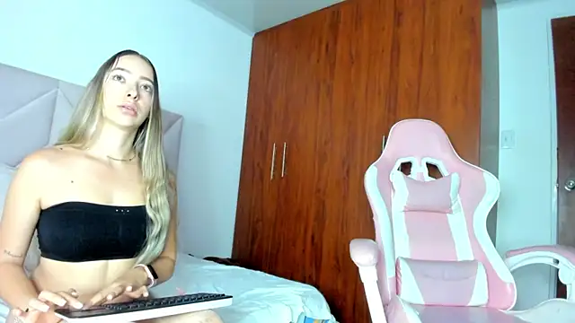 Snapshot of ScarlettKai chatting on 10, 9, 2025 ScarlettKai online show from 10, 9, 2025