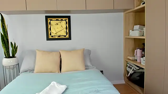 hailey thompsonX online show from 8, 4, 2026