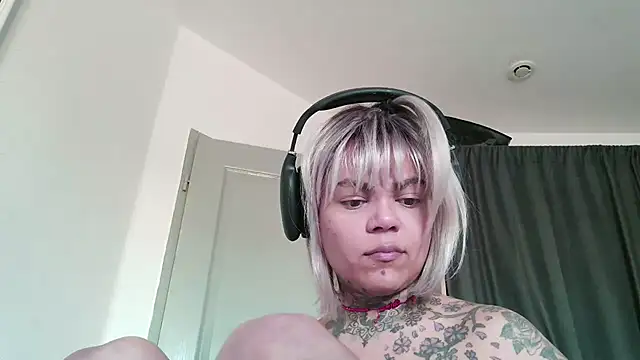 Snapshot of serena__vedette chatting on 22, 4, 2026 serena vedette online show from 22, 4, 2026
