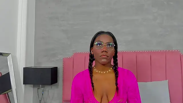 Alaia Colins online show from 24, 11, 2025