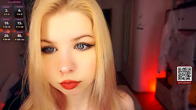 Snapshot of LynetHakes chatting on 6, 11, 2025 LynetHakes online show from 6, 11, 2025