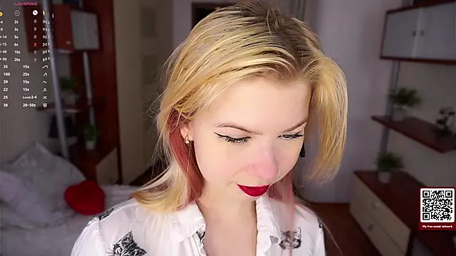 Snapshot of LynetHakes chatting on 21, 12, 2025 LynetHakes online show from 21, 12, 2025