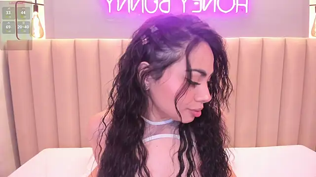 Naomymonroe  online show from 25, 11, 2025