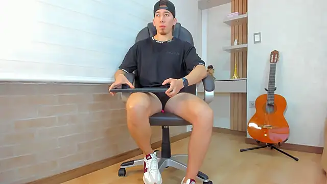 Snapshot of Tombarden chatting on 17, 12, 2025 Tombarden online show from 17, 12, 2025