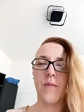 Snapshot of Astrid-Gilbert chatting on 4, 2, 2025 Astrid-Gilbert online show from 4, 2, 2025