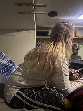 Snapshot of kcmo1010 chatting on 19, 1, 2026 kcmo1010 online show from 19, 1, 2026