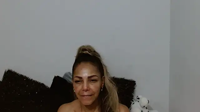 Lunasquirt1985 online show from 9, 1, 2026