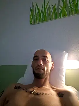 Snapshot of enzo4586 chatting on 2, 2, 2025 enzo4586 online show from 2, 2, 2025