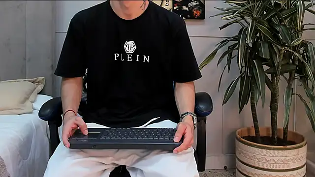 Snapshot of roan_birkin chatting on 18, 5, 2026 roan birkin online show from 18, 5, 2026