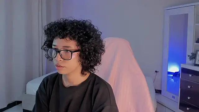 Snapshot of leahaltomm chatting on 11, 2, 2025 leahaltomm online show from 11, 2, 2025