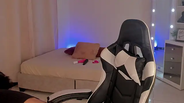 Snapshot of leahaltomm chatting on 16, 2, 2025 leahaltomm online show from 16, 2, 2025