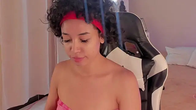 Snapshot of leahaltomm chatting on 5, 3, 2025 leahaltomm online show from 5, 3, 2025