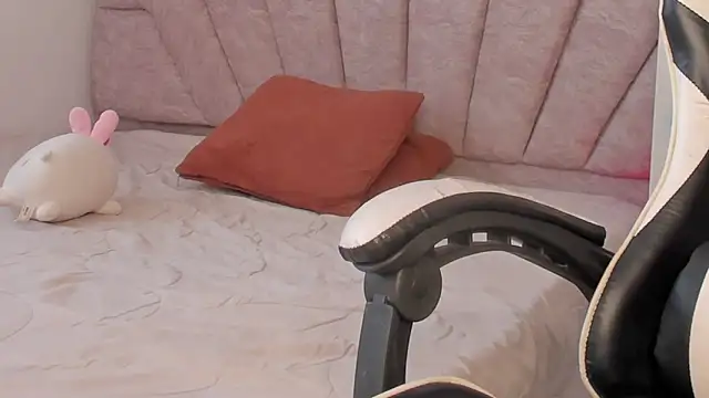 Snapshot of leahaltomm chatting on 15, 10, 2025 leahaltomm online show from 15, 10, 2025