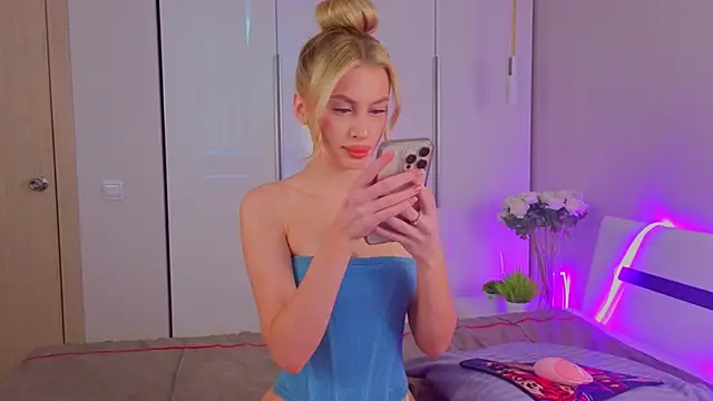 AnitaLamb online show from 9, 10, 2025