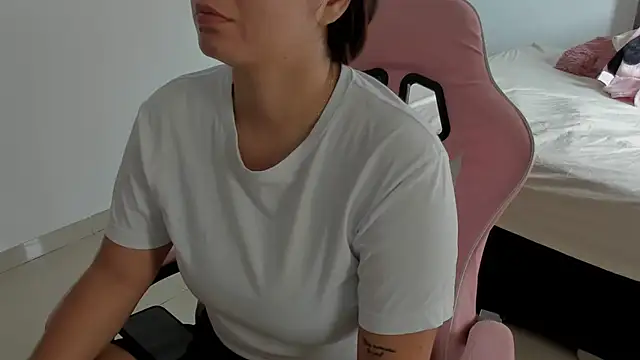 Anniferreira2 online show from 23, 10, 2025