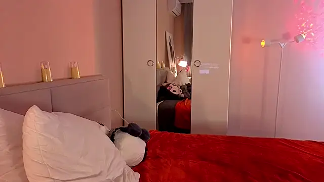 Mia Luw online show from 15, 11, 2025