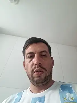 Snapshot of reyarturs13 chatting on 14, 2, 2025 reyarturs13 online show from 14, 2, 2025