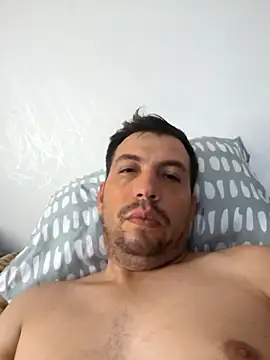 Snapshot of reyarturs13 chatting on 12, 4, 2026 reyarturs13 online show from 12, 4, 2026