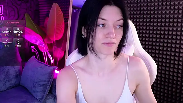 roxy riot  online show from 18, 9, 2025