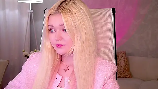 Snapshot of AdeleCartier chatting on 18, 4, 2026 AdeleCartier online show from 18, 4, 2026
