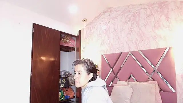 Saori Sann  online show from 21, 12, 2025