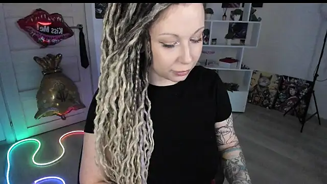 Snapshot of HoneySallyMoore chatting on 12, 5, 2026 HoneySallyMoore online show from 12, 5, 2026