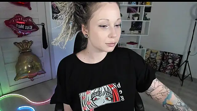 Snapshot of HoneySallyMoore chatting on 22, 5, 2026 HoneySallyMoore online show from 22, 5, 2026