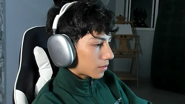 Snapshot of philipe_moonlight_ chatting on 3, 3, 2025 philipe moonlight online show from 3, 3, 2025