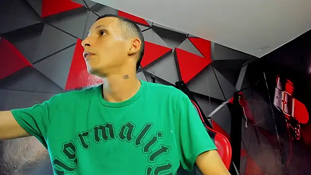 Snapshot of Isak_Millan chatting on 9, 11, 2025 Isak Millan online show from 9, 11, 2025