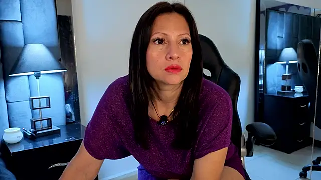 Aisha Nowak online show from 7, 11, 2025