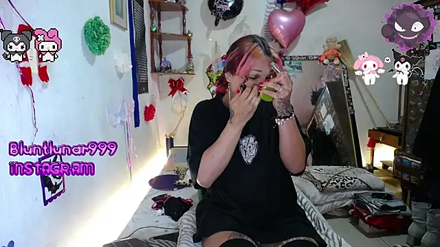 Snapshot of purplekattlyn chatting on 5, 3, 2025 purplekattlyn online show from 5, 3, 2025