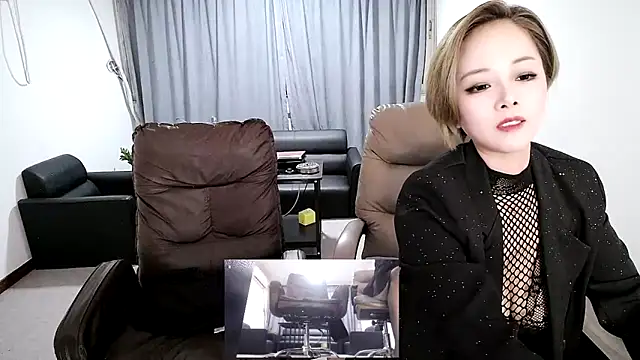 Snapshot of beira-01 chatting on 11, 11, 2025 beira-01 online show from 11, 11, 2025