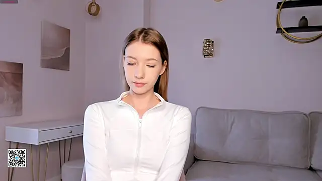 SunnivaCovil online show from 6, 3, 2025