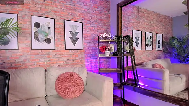 Lucia Brown  online show from 6, 10, 2025